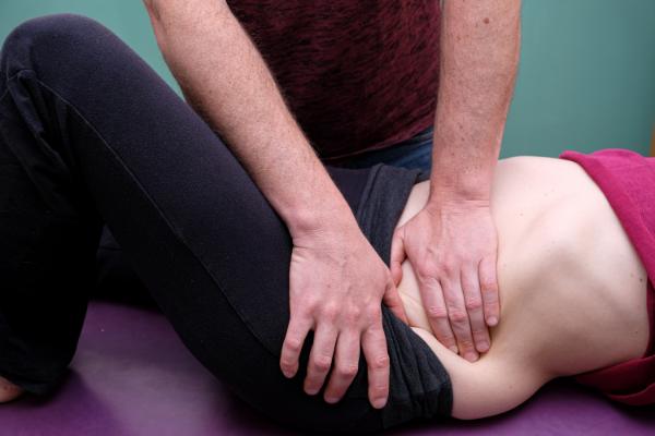 Miguel Lombardía realizando una osteopatía visceral a una paciente